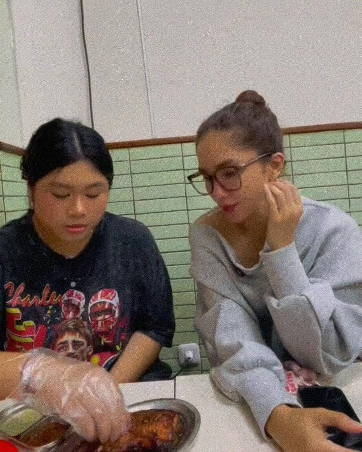 Ussy Sulistiawaty dan anak sulung jalan-jalan di Blok M