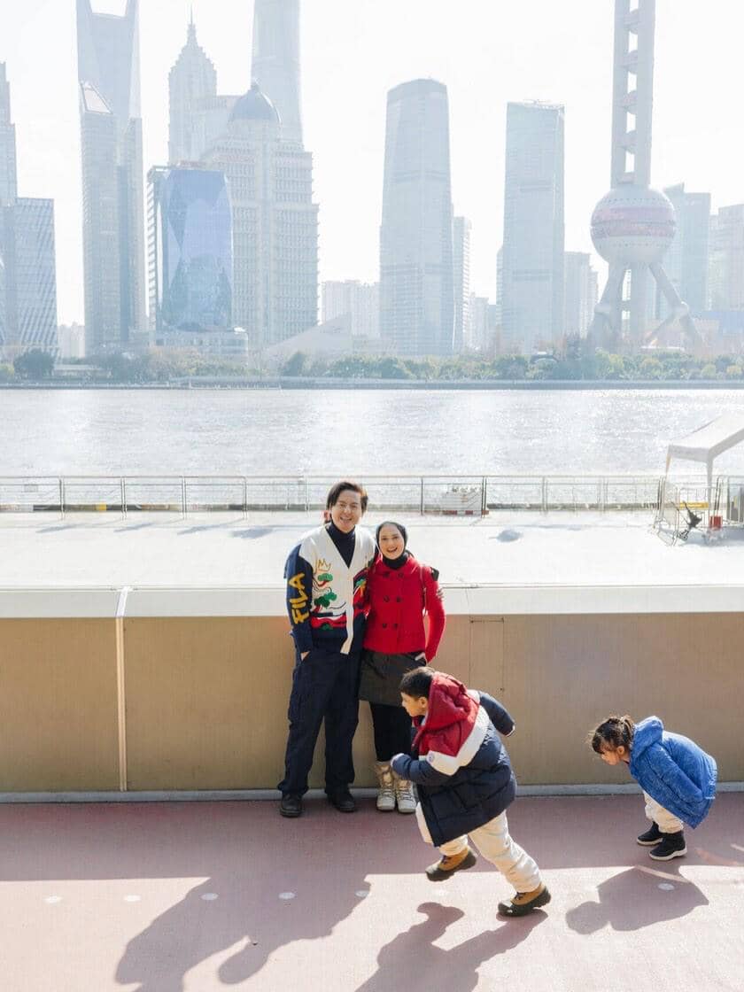 Photoshoot keluarga Roger Danuarta di Shanghai.