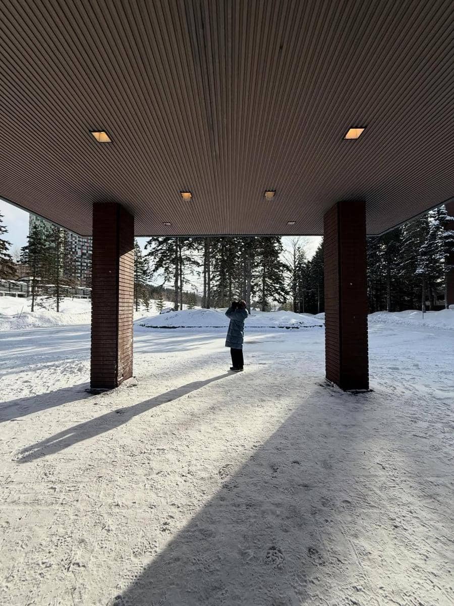 Keluarga Ernest Prakasa main salju di Hokkaido.