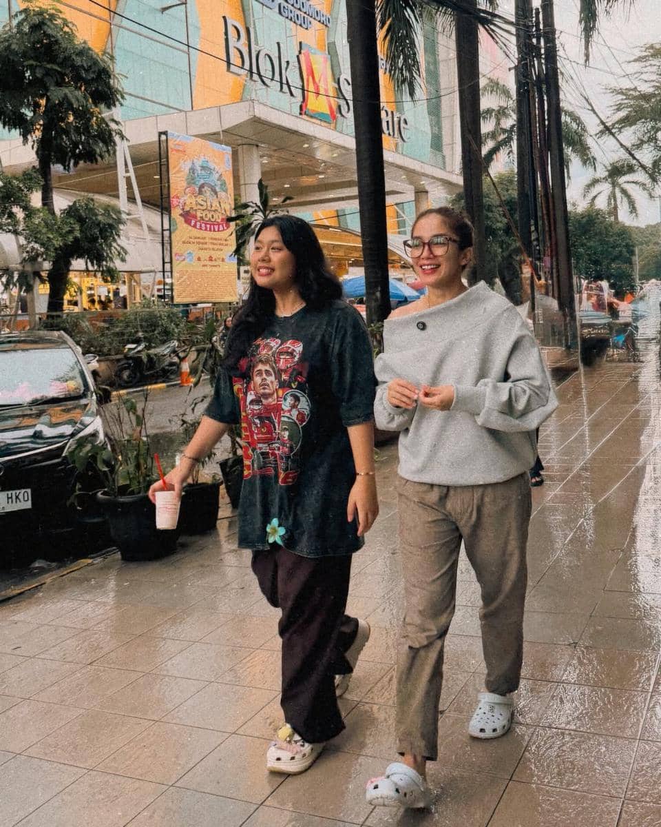Ussy Sulistiawaty dan anak sulung jalan-jalan di Blok M