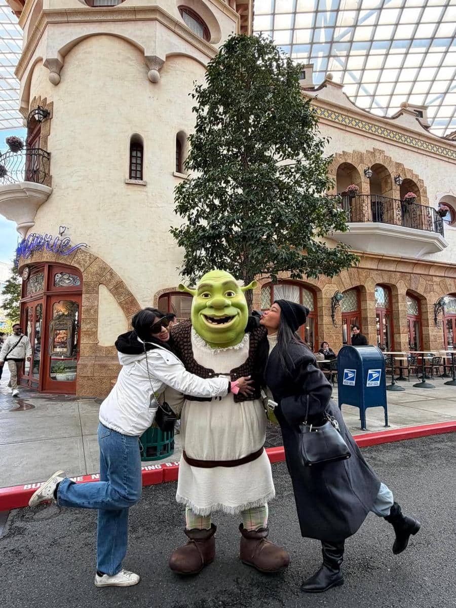 Sarah Tumiwa jalan-jalan di Universal Studio Jepang
