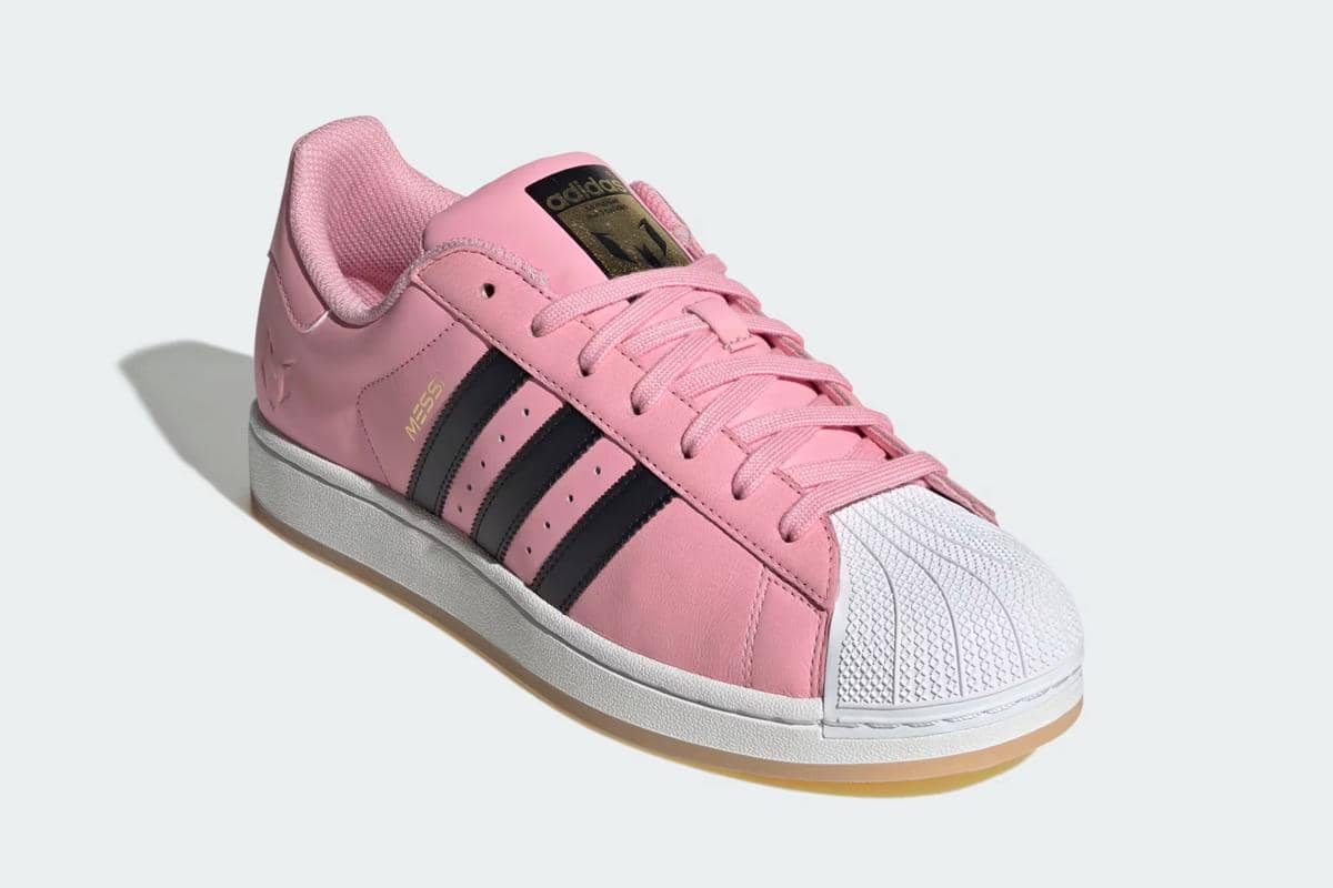 ilustrasi sneakers pink Adidas cowok