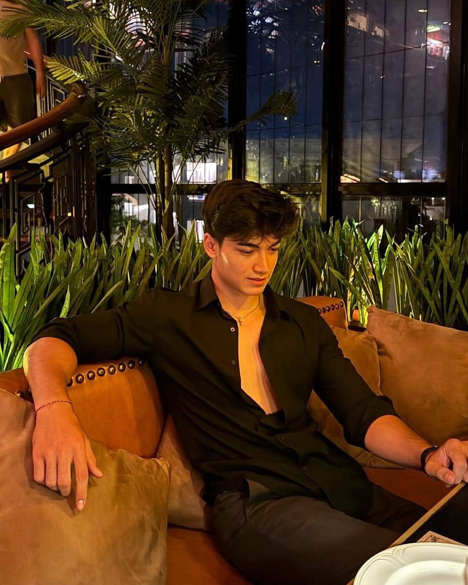 Potret Oliver Roberts dalam unggahan di akun Instagram @oliverroberts08, ditampilkan dalam bingkai vertikal.