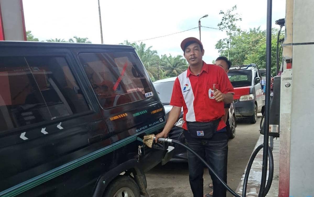 Petugas di SPBU Amboyo, Landak, Kalbar. 