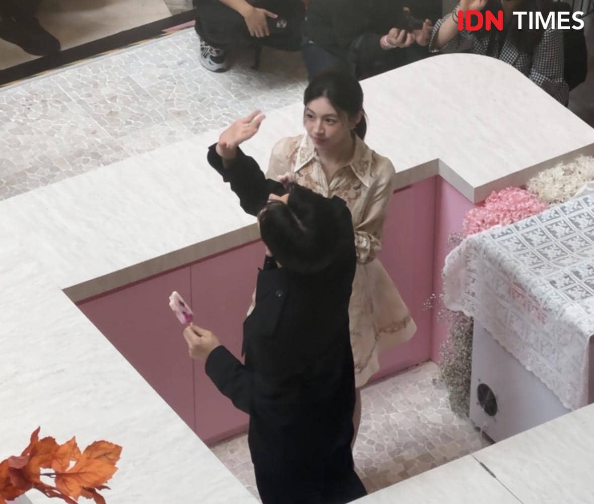 momen Kim Seon Ho dan Go Youn Jung di instalasi Can This Love be Translated?