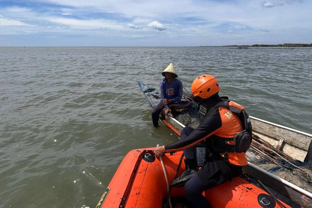 Tim SAR saat mencari nelayan hilang di perairan Siwa, Kabupaten Wajo, Sulawesi Selatan. (Dok. Basarnas Makassar)