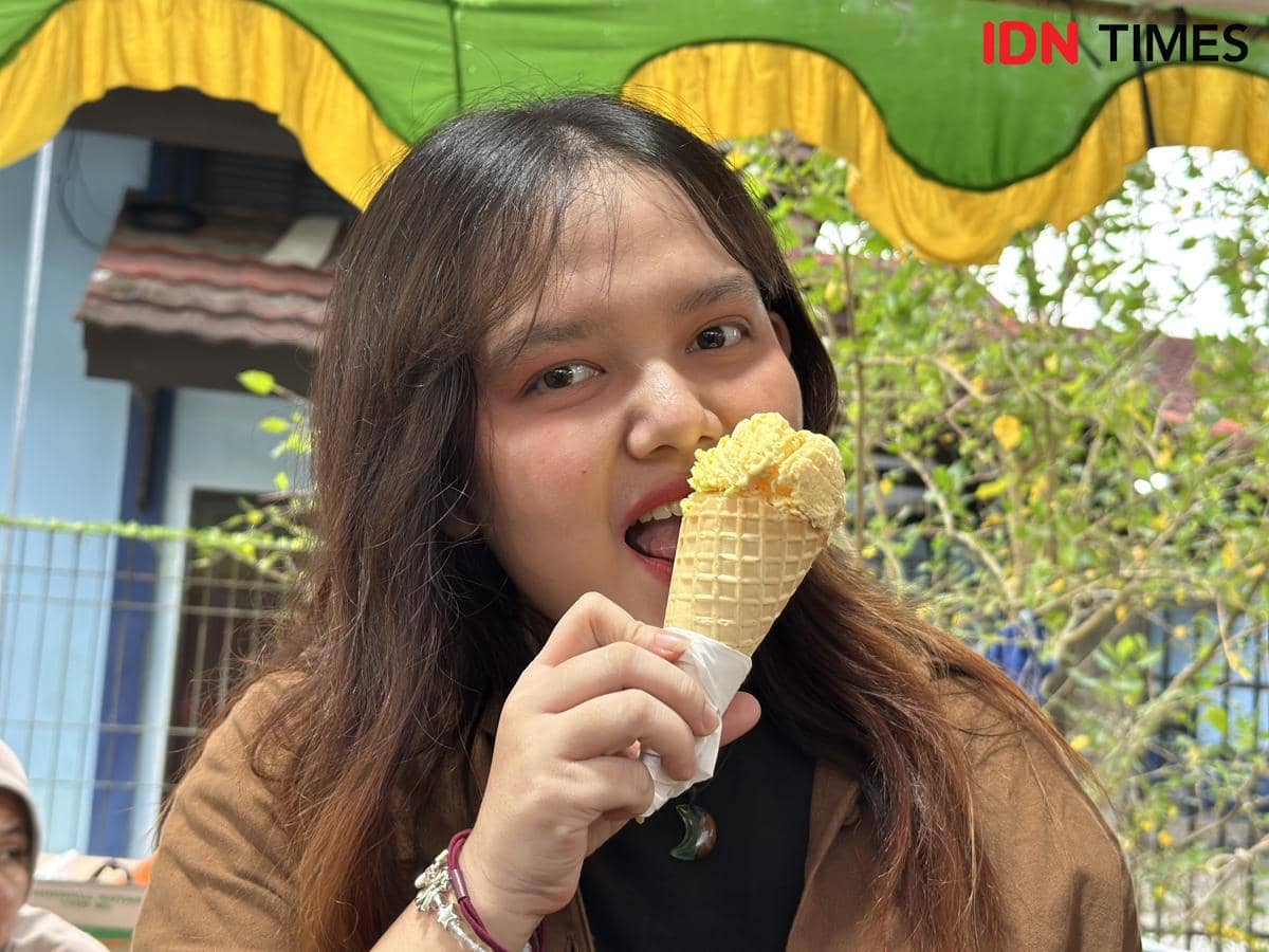 Pengunjung menikmati es krim durian Jemongko.