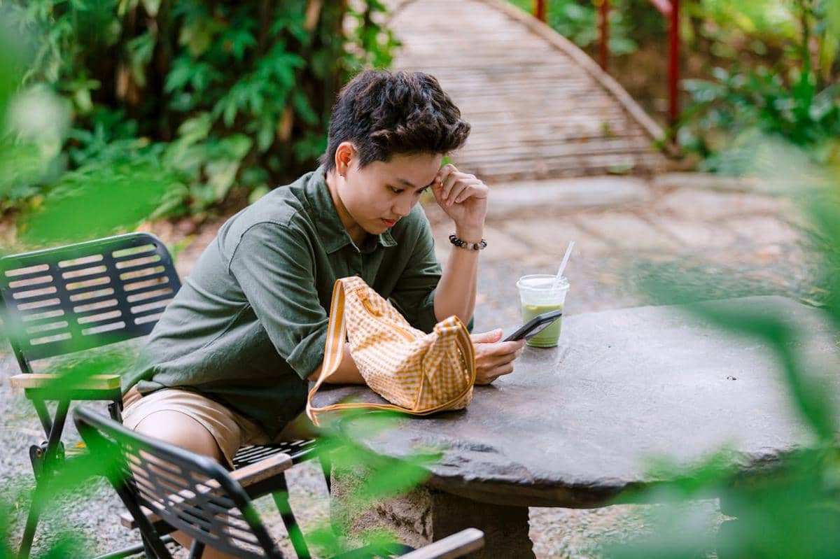ilustrasi serius melihat handphone