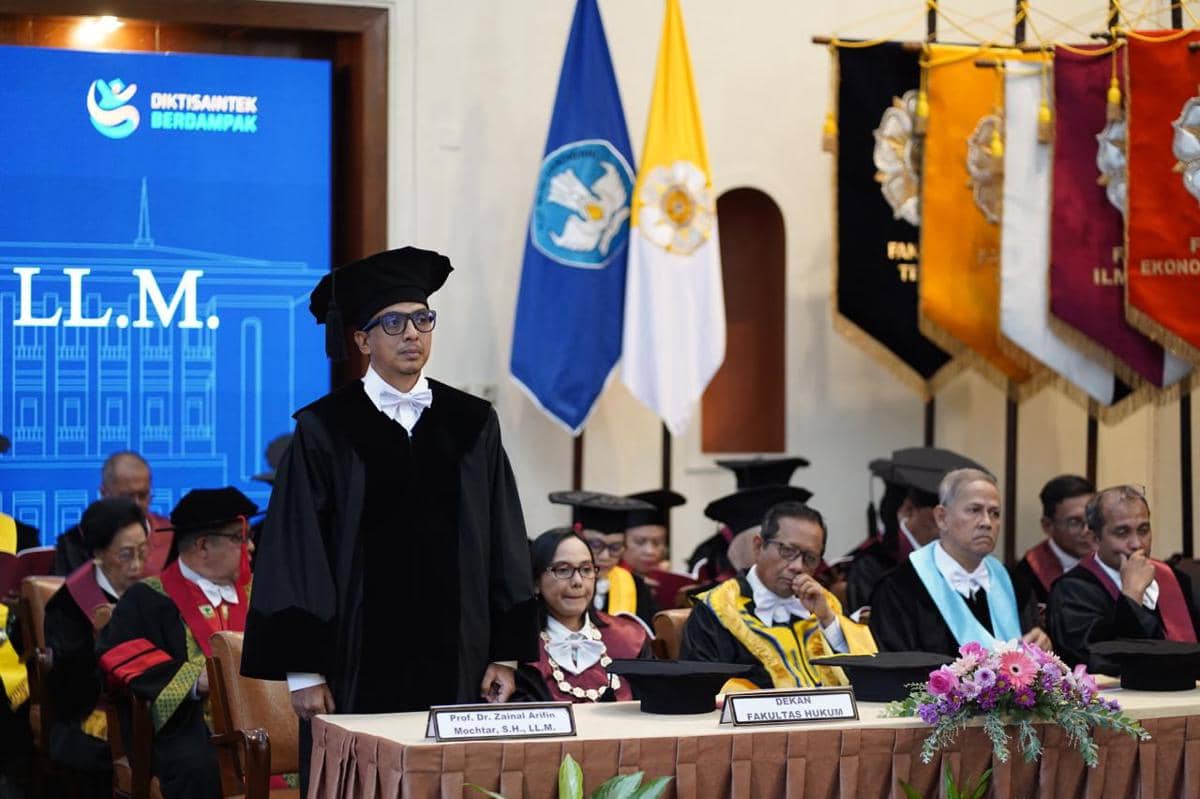 WhatsApp Image 2026-01-15 at 18.53.10.jpegDosen Departemen Hukum Tata Negara Fakultas Hukum (FH) UGM, Prof. Dr. Zainal Arifin Mochtar, S.H., LL.M., dikukuhkan sebagai Guru Besar bidang Hukum Kelembagaan Negara.