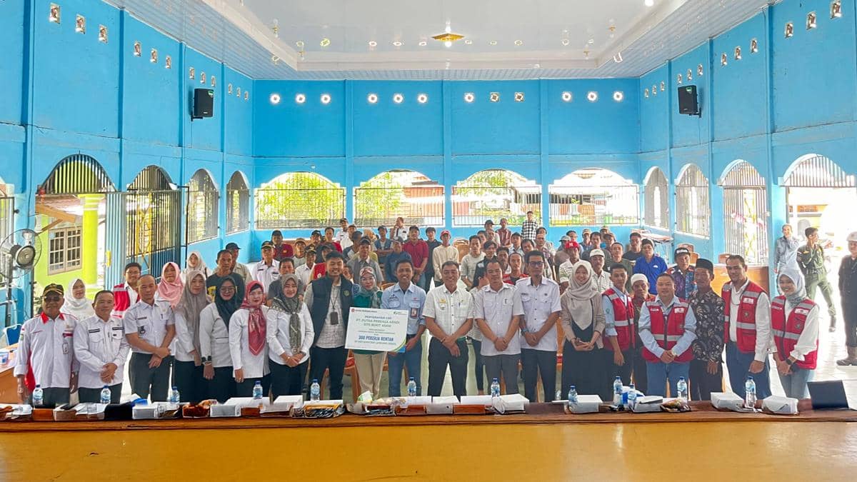 Penyerahan bantuan bagi pekerja sektor informal di wilayah Muara Enim sebagai bentuk Program CSR PT Putra Perkasa Abadi (PPA)
