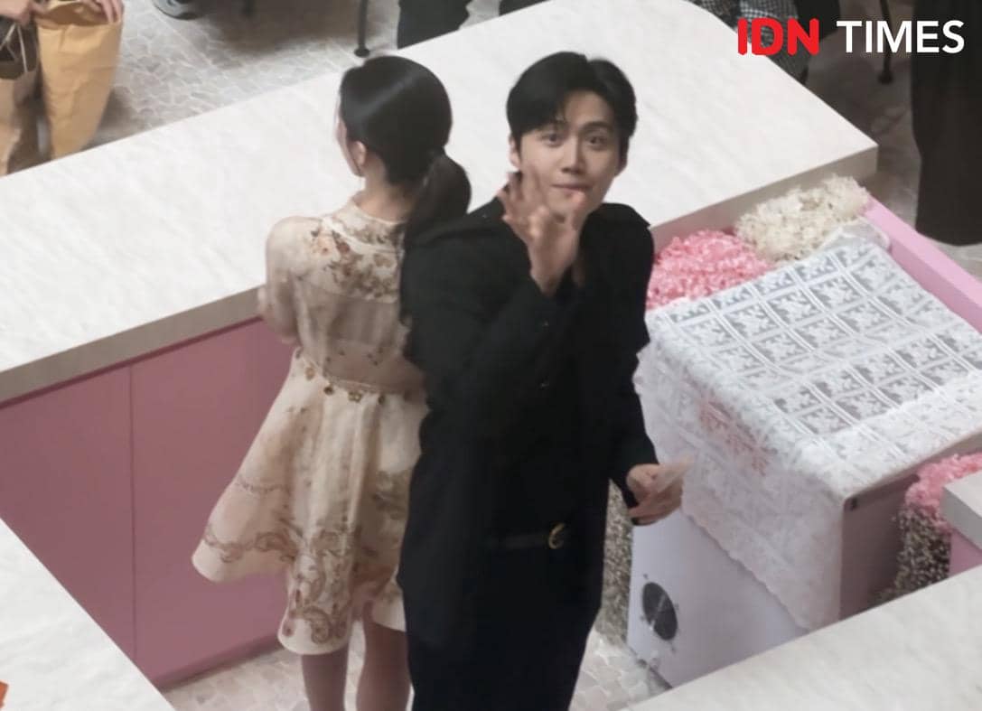 momen Kim Seon Ho dan Go Youn Jung di instalasi Can This Love be Translated?