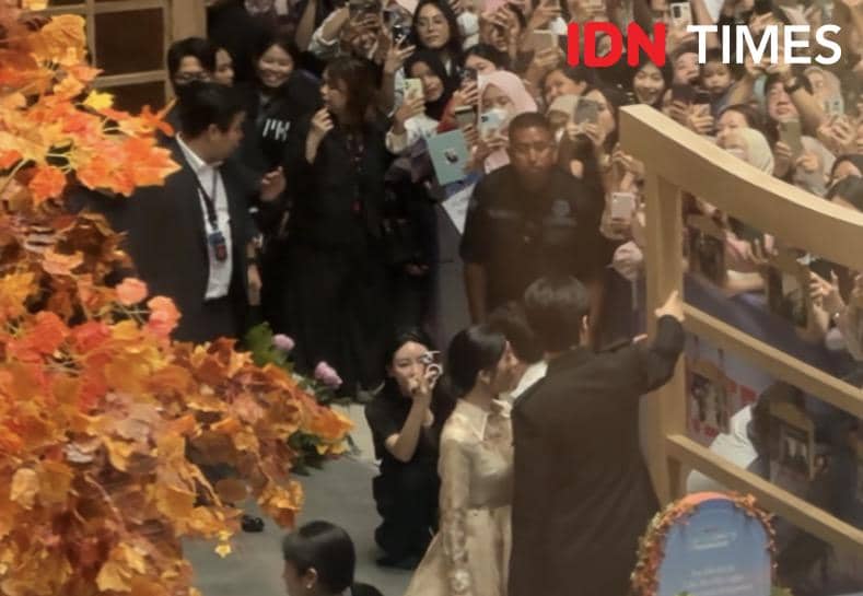 momen Kim Seon Ho dan Go Youn Jung di instalasi Can This Love be Translated?