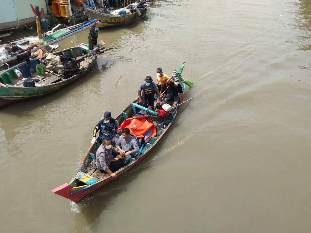 Proses pencarian korban tenggelam di Bekasi. 