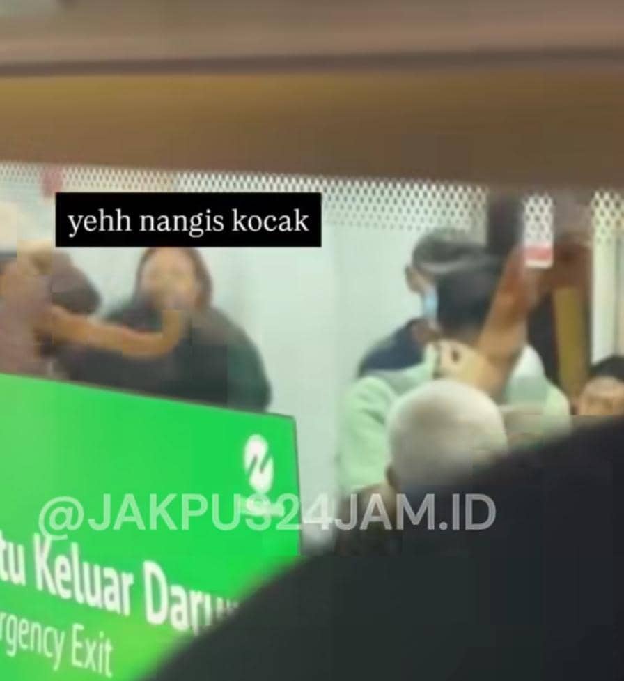 Penumpang Transjakarta diduga mesum dalam bis/ 