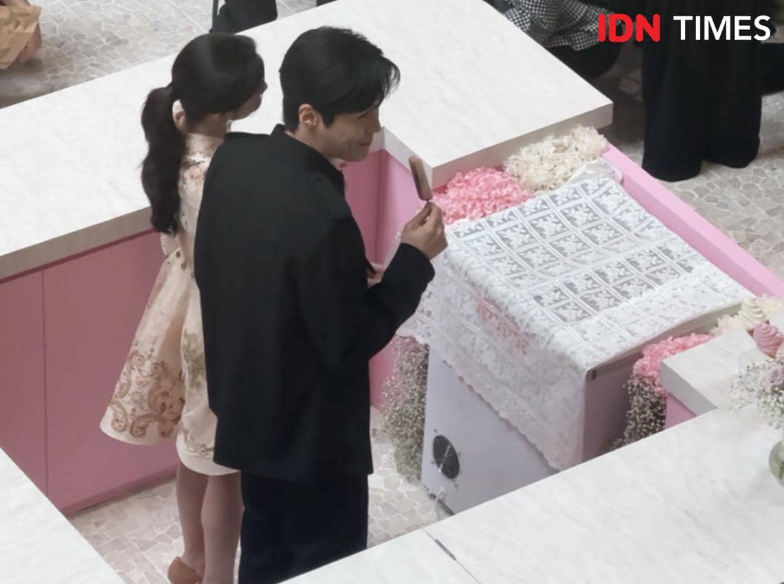 momen Kim Seon Ho dan Go Youn Jung di instalasi Can This Love be Translated?