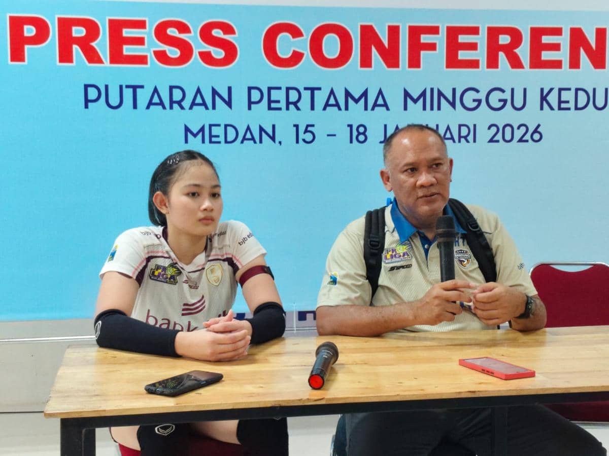 Calista Maya (kiri) dan Pelatih Bandung BJB Tandamata Putri, Risco Herlambang (IDN Times/Arifin Al Alamudi)