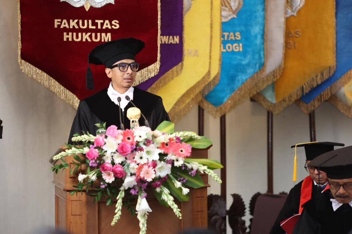 Dosen Departemen Hukum Tata Negara Fakultas Hukum (FH) UGM, Prof. Dr. Zainal Arifin Mochtar, S.H., LL.M., dikukuhkan sebagai Guru Besar bidang Hukum Kelembagaan Negara.