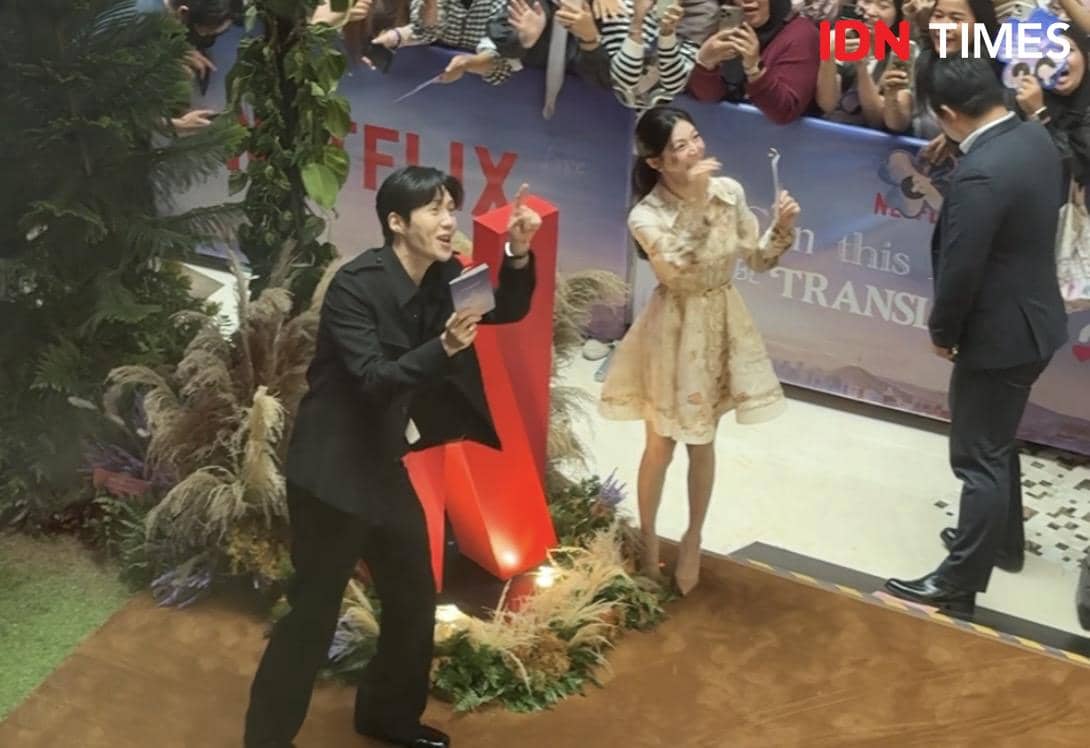 momen Kim Seon Ho dan Go Youn Jung di instalasi Can This Love be Translated? 