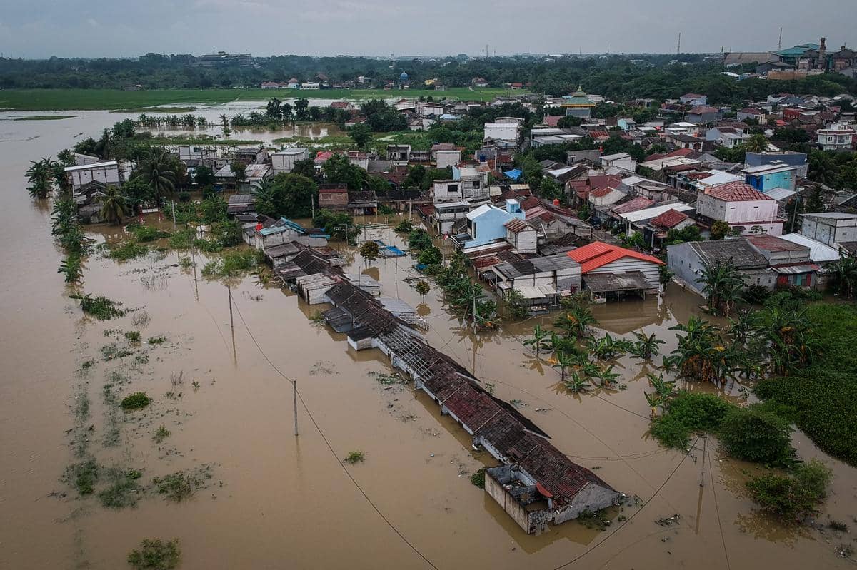 Foto udara kawasan permukiman yang terendam banjir di Perumahan Taman Cikande, Jayanti, Kabupaten Tangerang, Banten, Rabu (14/1/2026)
