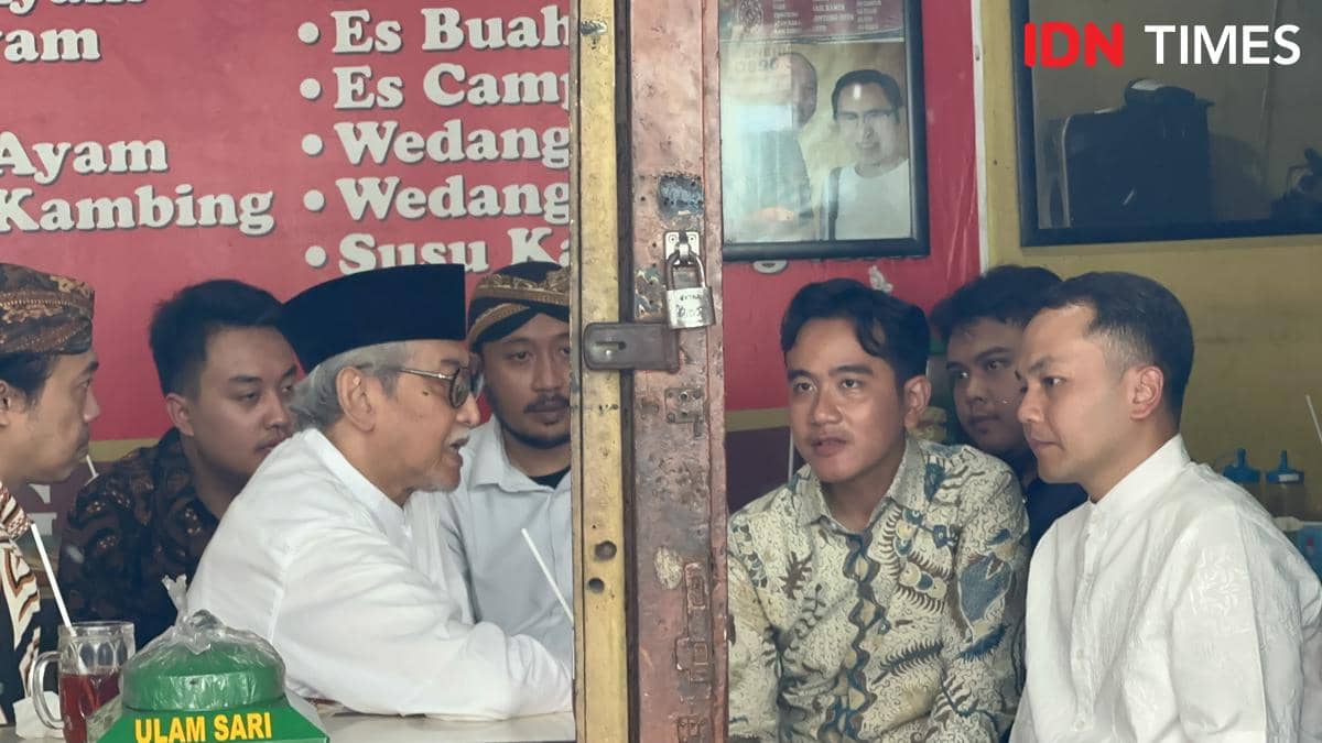 Wali Kota Solo Respati Ardi mendampingi Wapres Gibran untuk bertemu dengan para raja di Keraton Kasunanan Surakarta. (IDN Times/Larasati Rey)