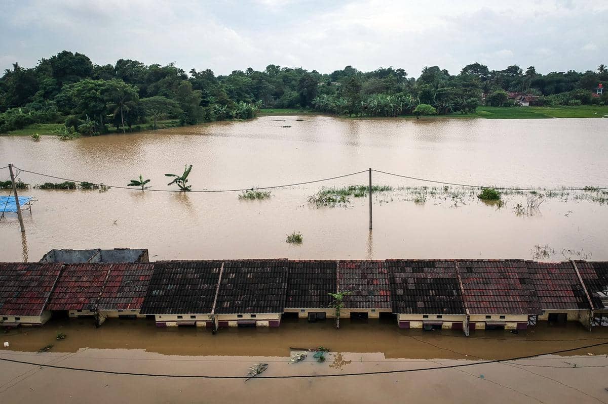 oto udara kawasan permukiman yang terendam banjir di Perumahan Taman Cikande, Jayanti, Kabupaten Tangerang, Banten, Rabu (14/1/2026). Banjir setinggi 60 centimeter hingga dua meter akibat luapan Sungai Cidurian