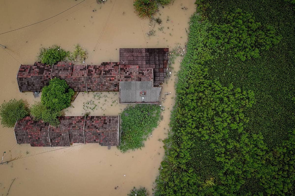Foto udara kawasan permukiman yang terendam banjir di Perumahan Taman Cikande, Jayanti, Kabupaten Tangerang, Banten, Rabu (14/1/2026).  Banjir setinggi 60 centimeter hingga dua meter akibat luapan Sungai Cidurian