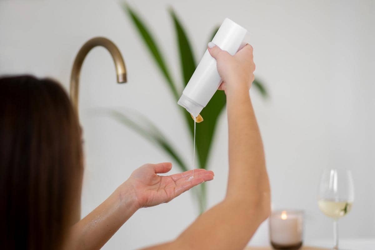 ilustrasi seorang wanita menggunakan sampo