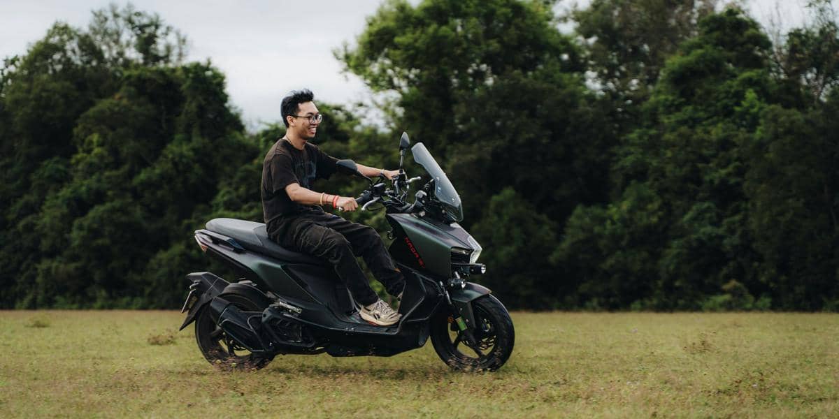 ilustrasi mengendarai motor