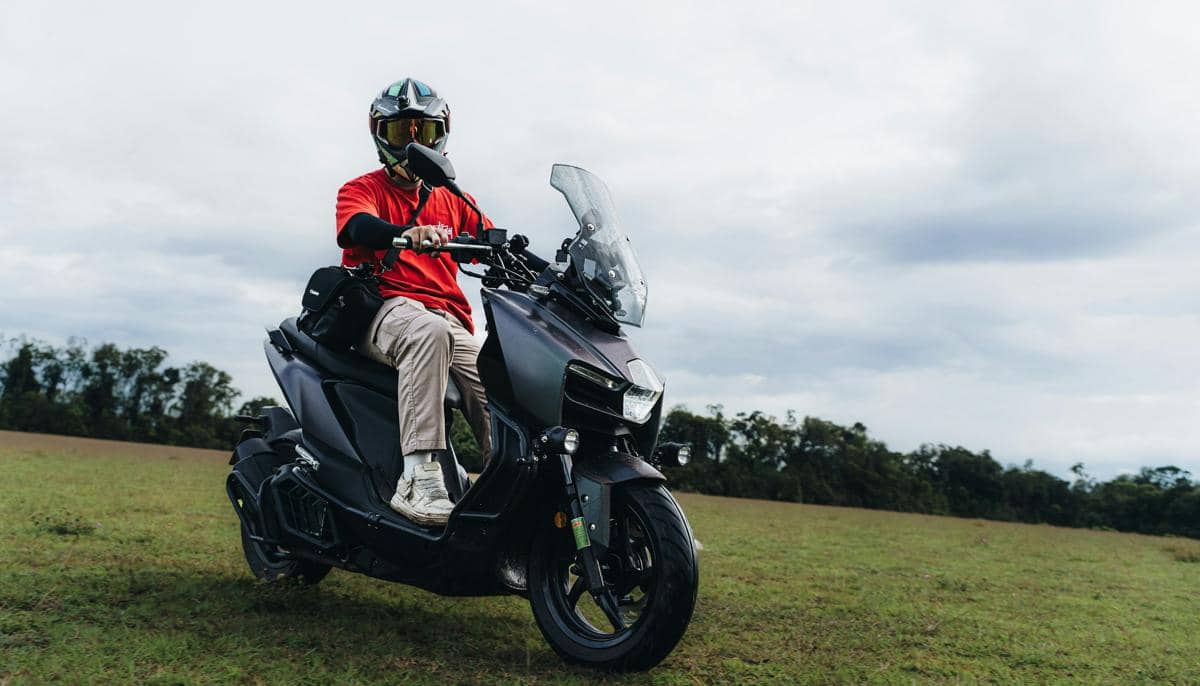 ilustrasi mengendarai motor