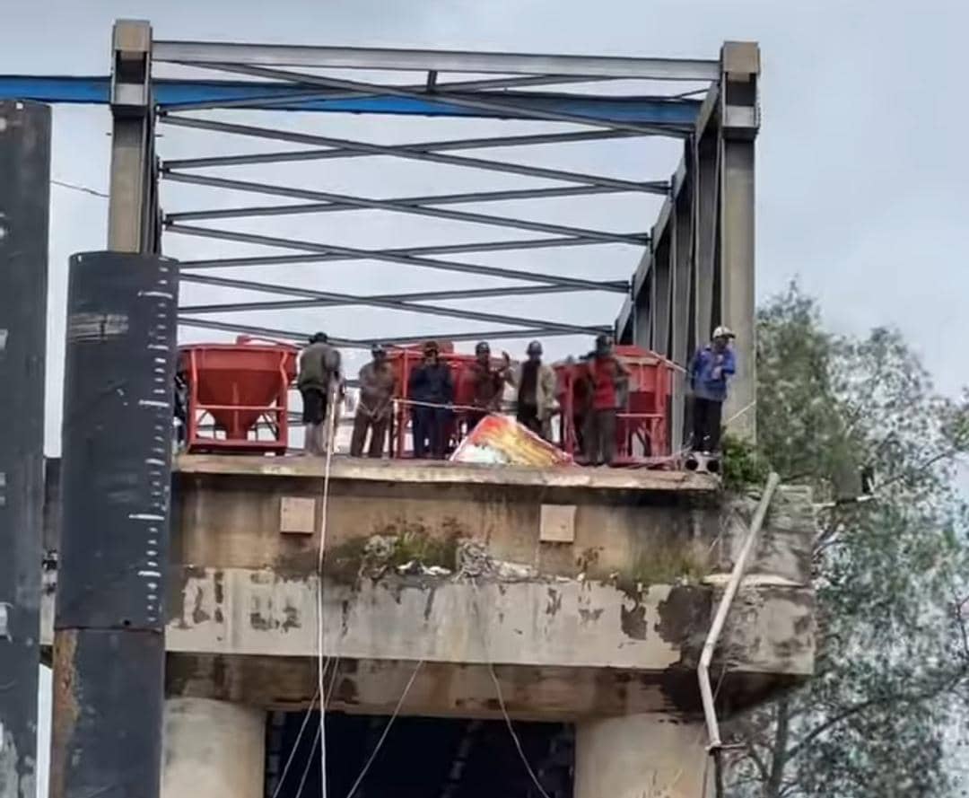 Pembukaan tali pembatas yang dipasang masyarakat Lalan. (Dok. IDN Times)