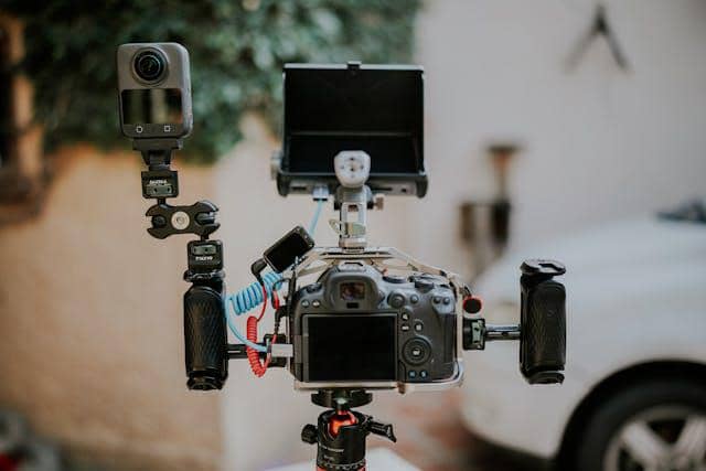 Ilustrasi menyiapkan kamera untuk konten otomotif mobil