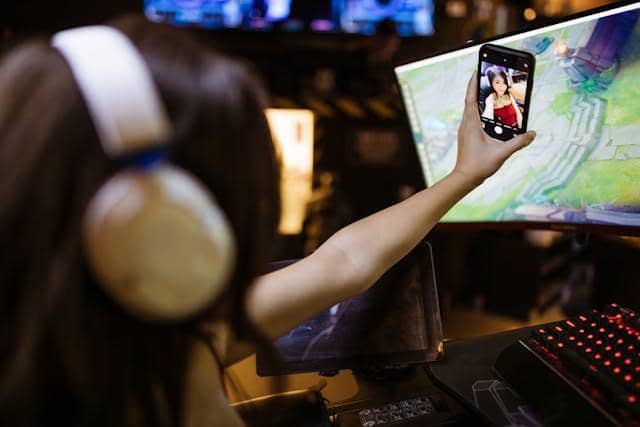 Ilustrasi cewek berfoto sebelum main game 