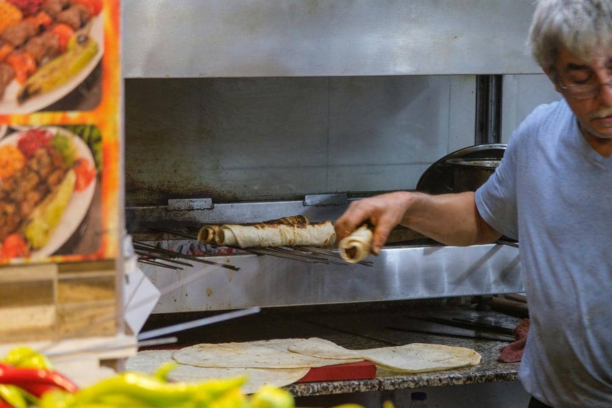 Proses pembuatan shawarma