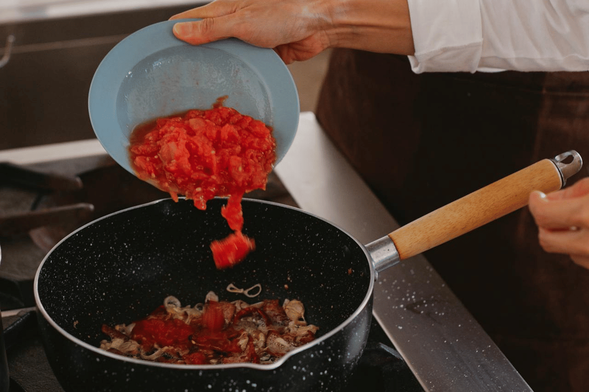 ilustrasi memasak tumis ayam giling pedas