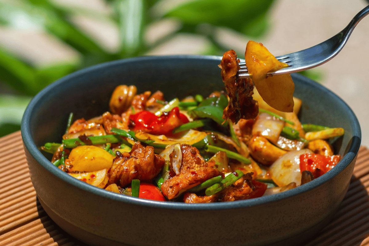 ilustrasi sajian tumis ayam giling pedas