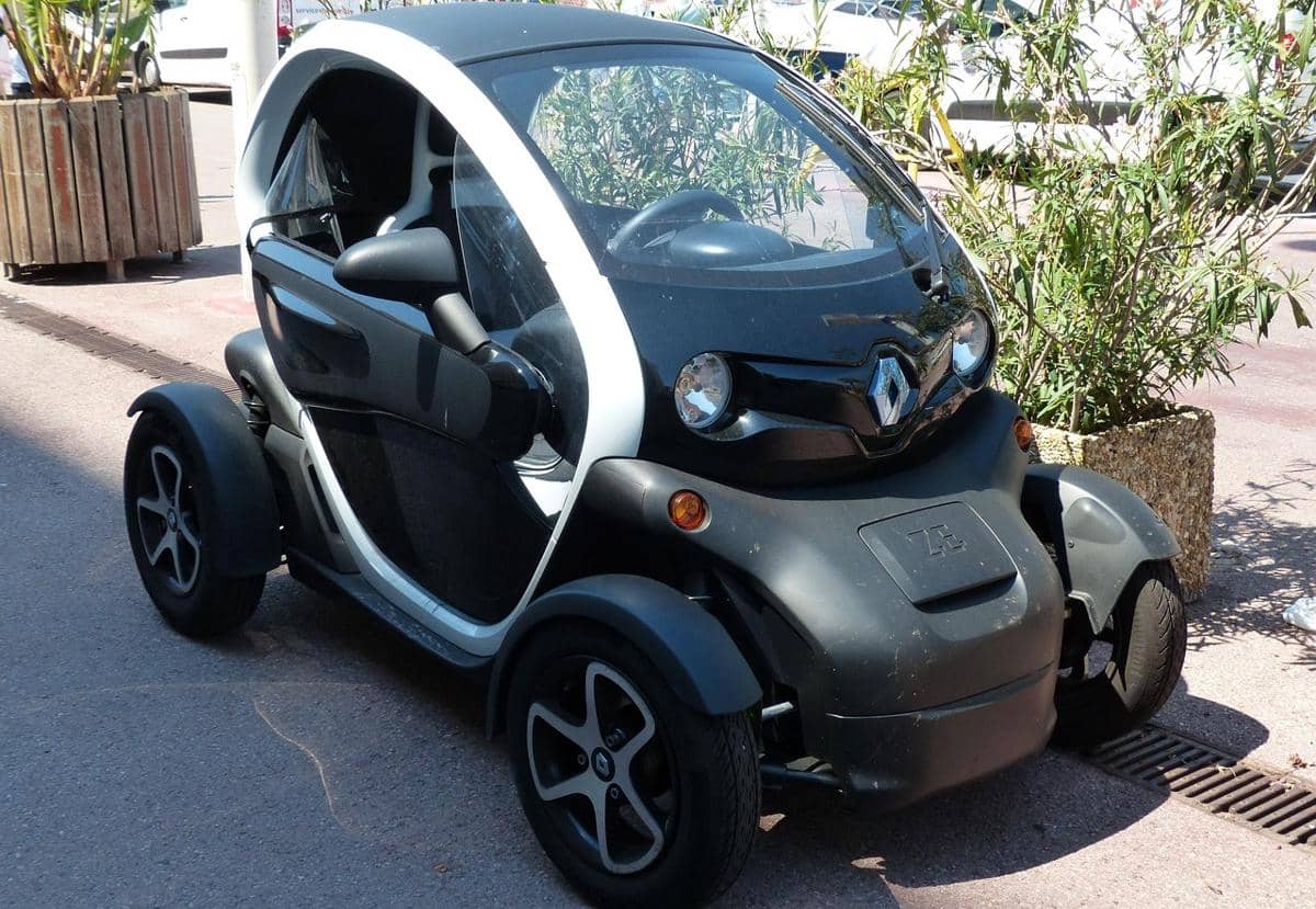 Mobil listrik sedang parkir.