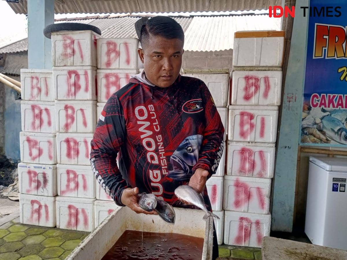 ‎Pemilik Depot Ikan Segar 'BI' di Pantai Depok, Purwandi Prasetyo . (IDN Times/Daruwaskita)