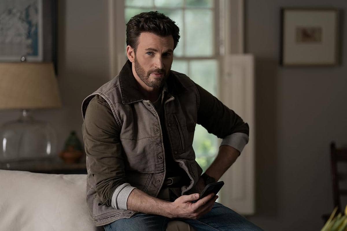 Chris Evans dalam film Ghosted.