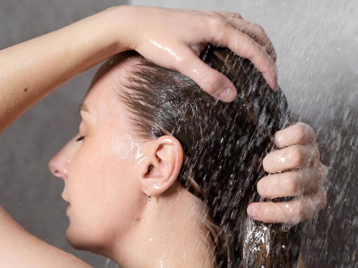 ilustrasi seorang wanita sedang keramas