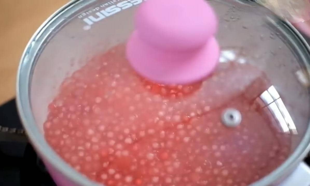 ilustrasi merebus sagu mutiara 