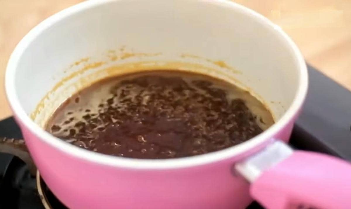 ilustrasi membuat kuah gula merah