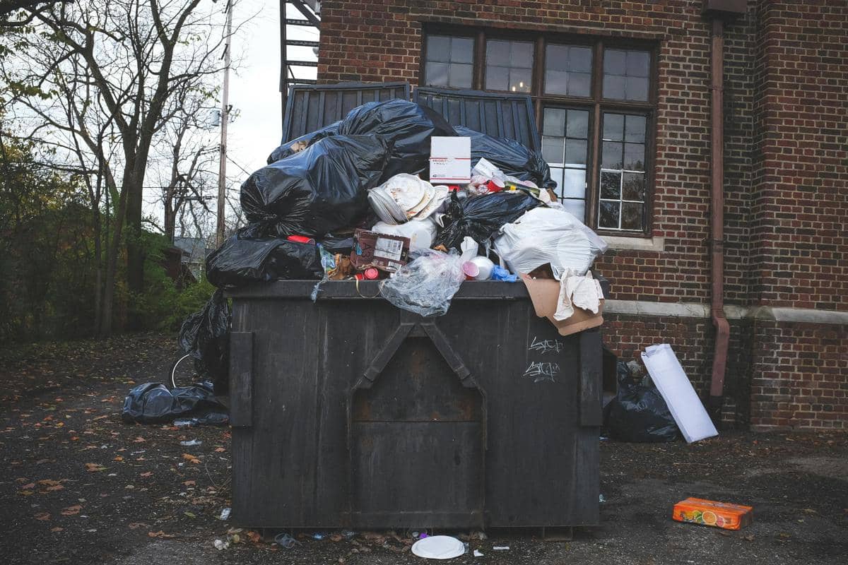 Sampah Menumpuk di Tempat Sampah