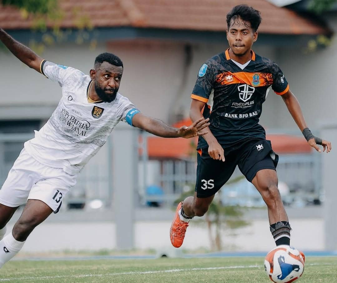 Jalannya pertandingan antara Perseden Denpasar (hitam) dan Waanal Brothers (putih). 