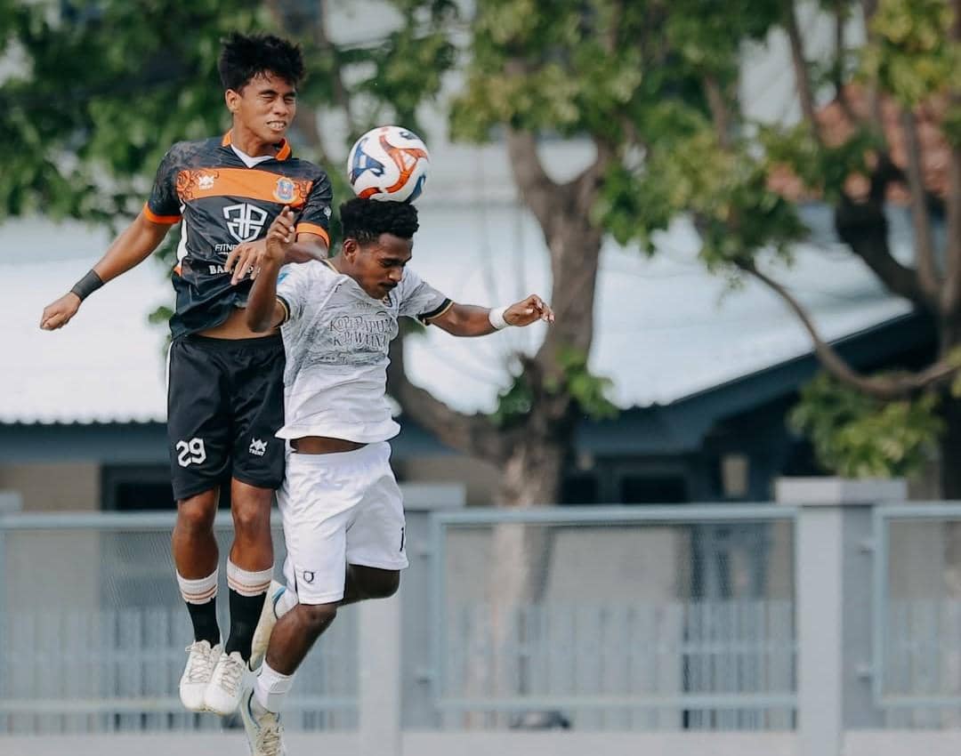 Jalannya pertandingan antara Perseden Denpasar (hitam) dan Waanal Brothers (putih). 