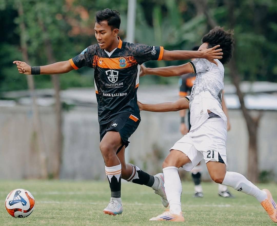 Jalannya pertandingan antara Perseden Denpasar (hitam) dan Waanal Brothers (putih). (Instagram.com/perseden_denpasar)