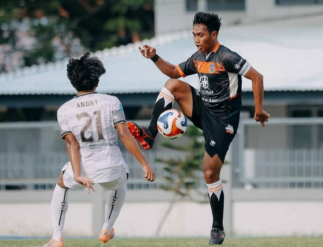 Jalannya pertandingan antara Perseden Denpasar (hitam) dan Waanal Brothers (putih).