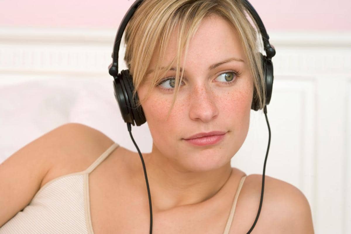 Wanita mendengarkan musik.