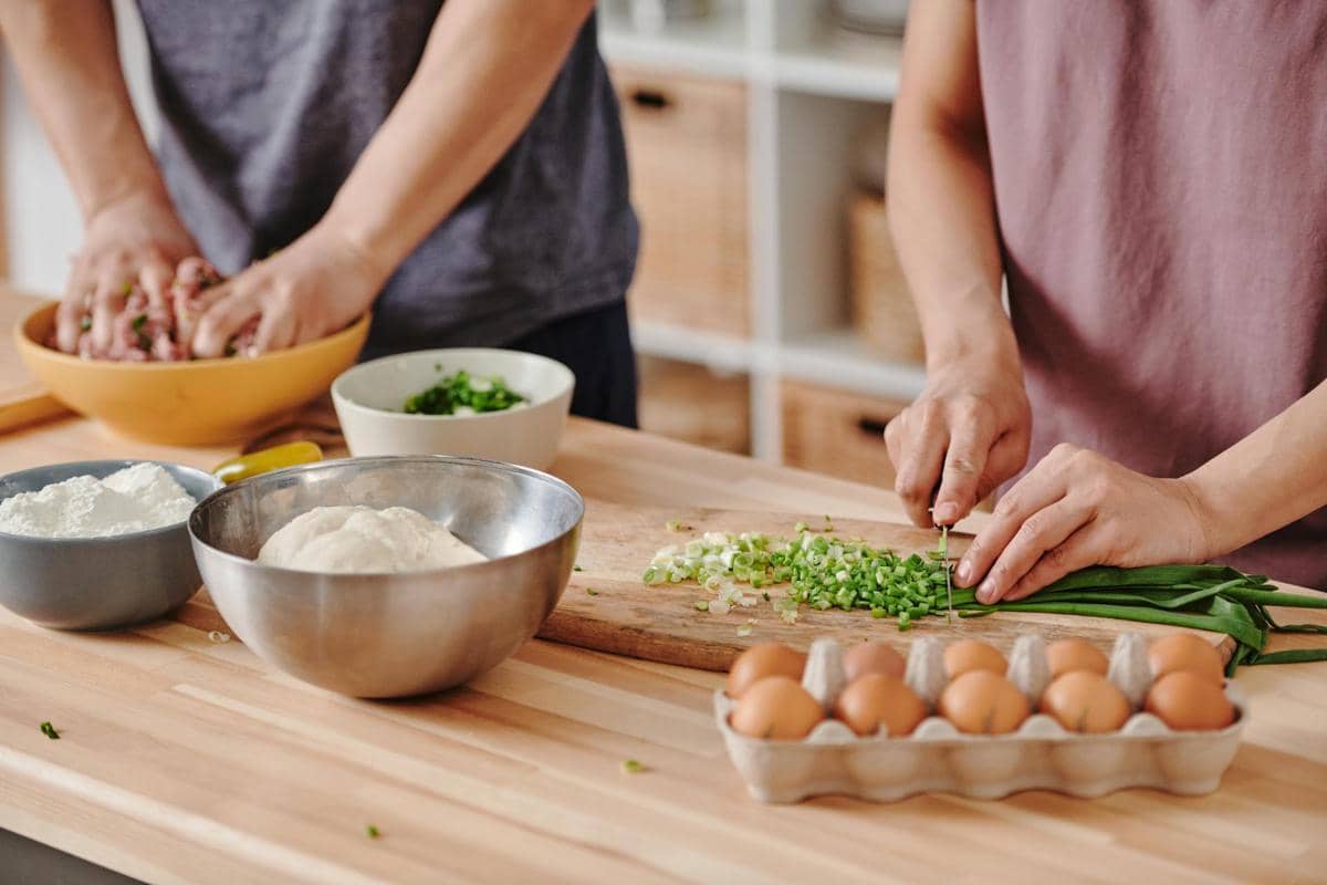 ilustrasi mengiris daun bawang