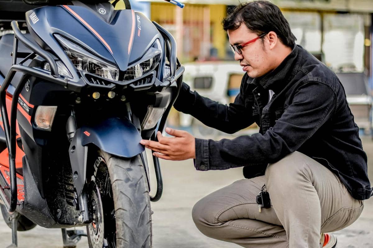 ilustrasi memeriksa ban