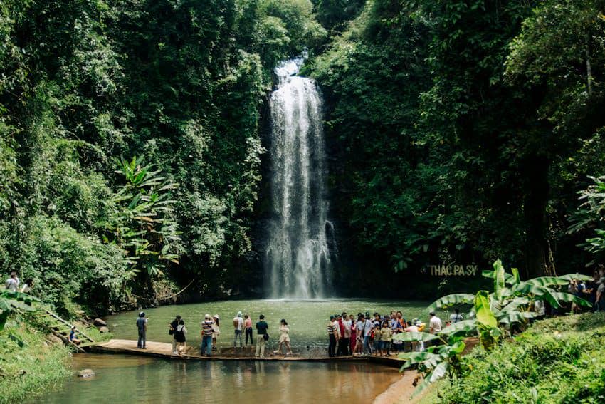 ilustrasi air terjun